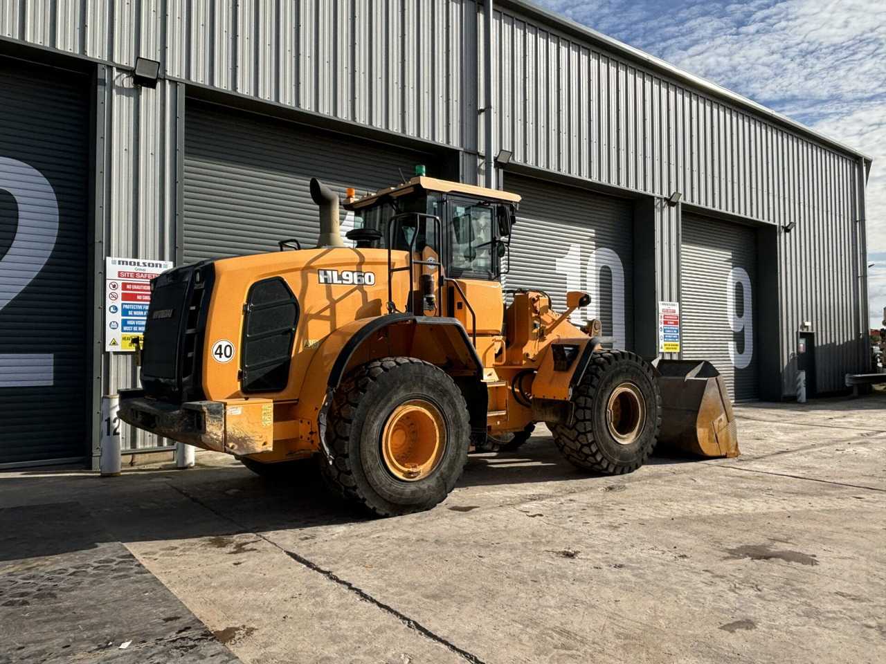 Hyundai HL960 - Gumikerekes homlokrakodó: 5 kép. Hyundai HL960 - Gumikerekes homlokrakodó: 5 kép.