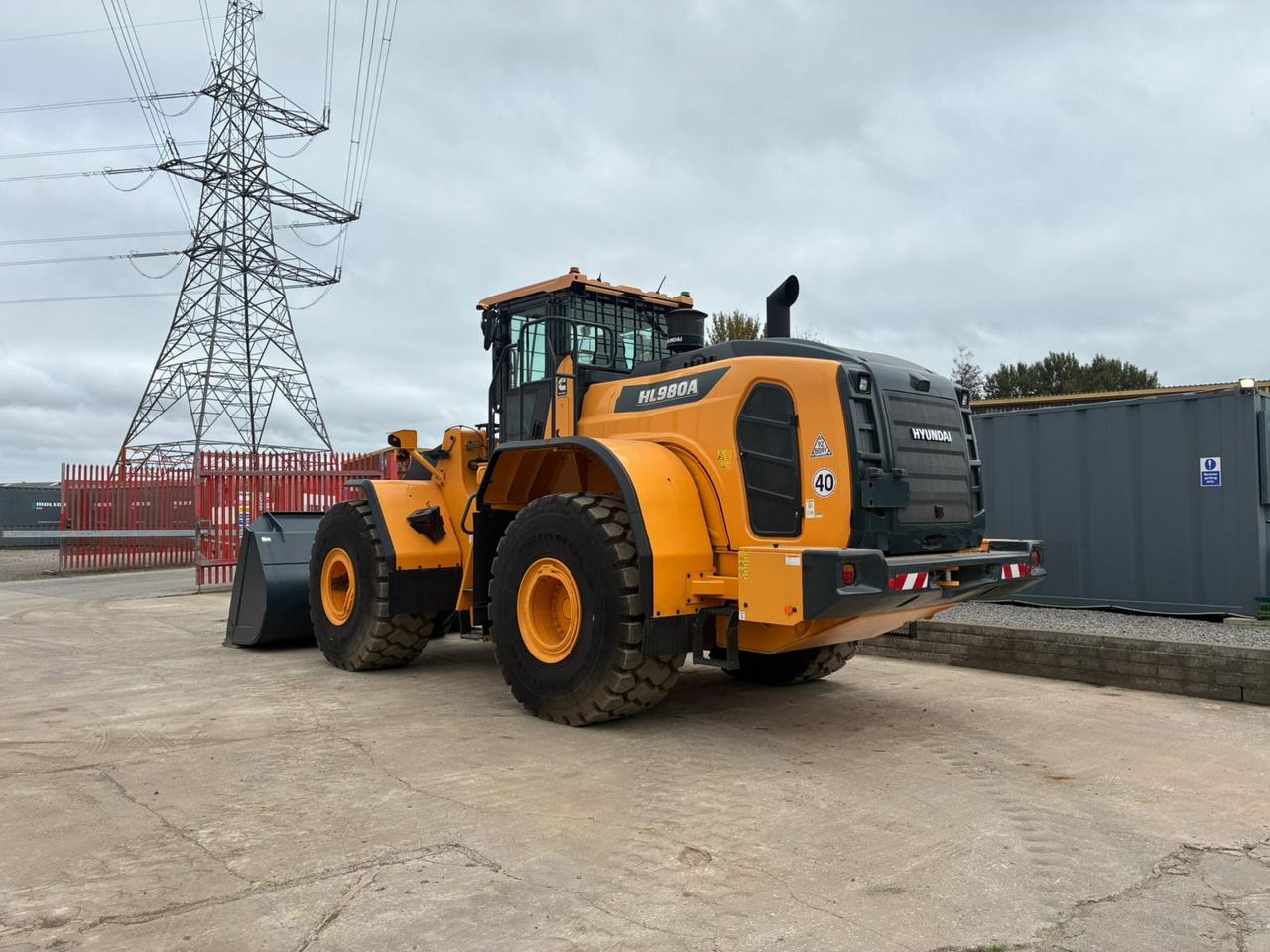 Hyundai HL980A - Gumikerekes homlokrakodó: 3 kép. Hyundai HL980A - Gumikerekes homlokrakodó: 3 kép.