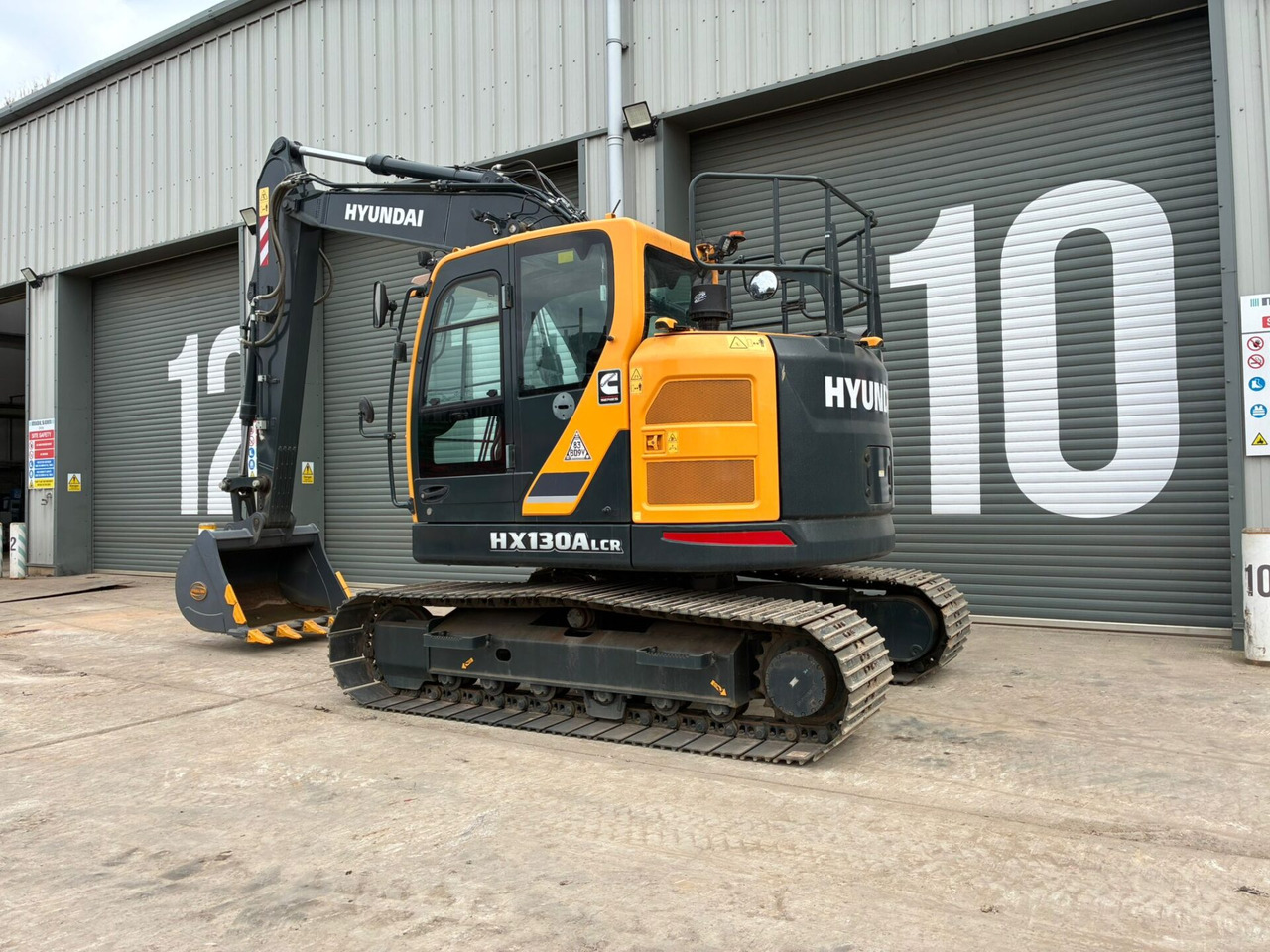 Hyundai HX130ALCR - Lánctalpas kotró: 3 kép. Hyundai HX130ALCR - Lánctalpas kotró: 3 kép.