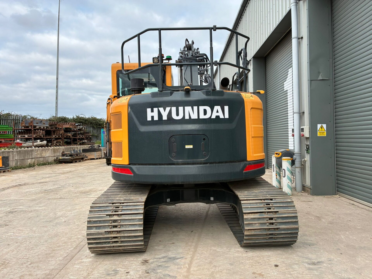 Hyundai HX130ALCR - Lánctalpas kotró: 4 kép. Hyundai HX130ALCR - Lánctalpas kotró: 4 kép.