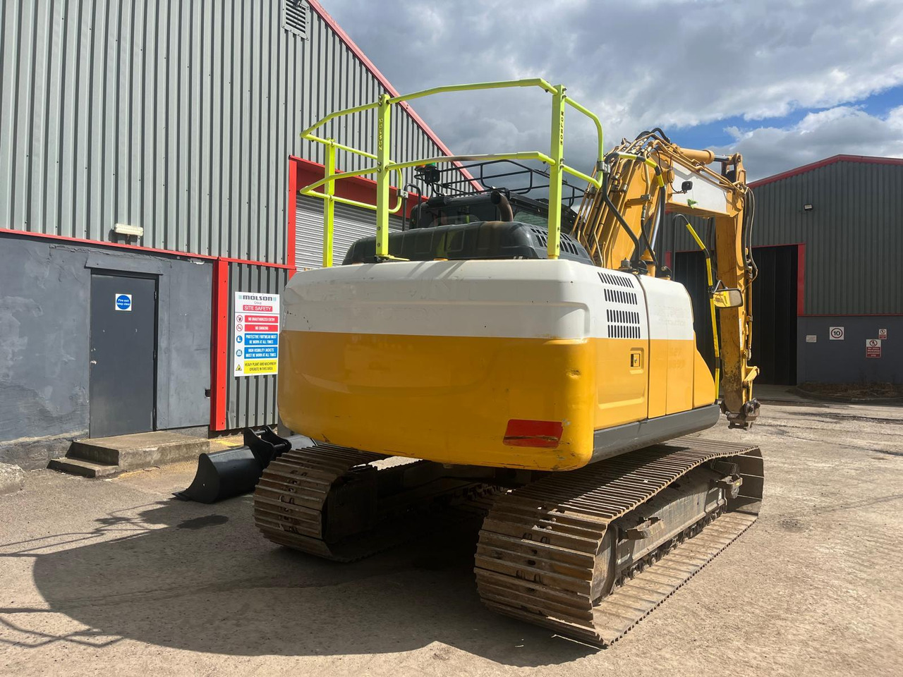 Kobelco SK130LC-11 - Lánctalpas kotró: 5 kép. Kobelco SK130LC-11 - Lánctalpas kotró: 5 kép.