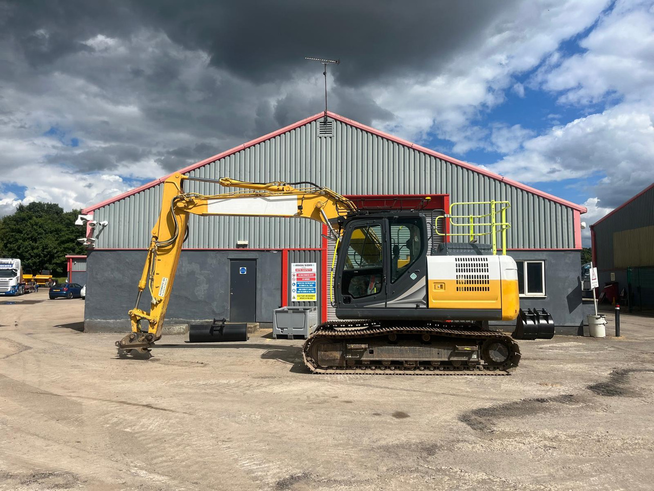 Kobelco SK130LC-11 - Lánctalpas kotró: 2 kép. Kobelco SK130LC-11 - Lánctalpas kotró: 2 kép.