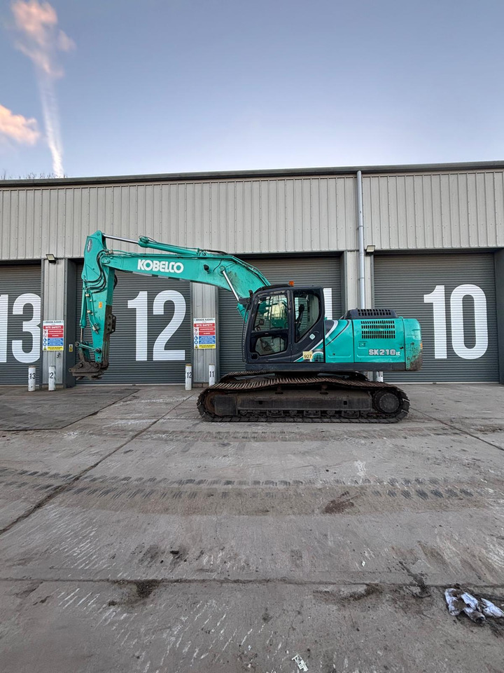 Kobelco SK210LC-10 - Lánctalpas kotró: 2 kép. Kobelco SK210LC-10 - Lánctalpas kotró: 2 kép.