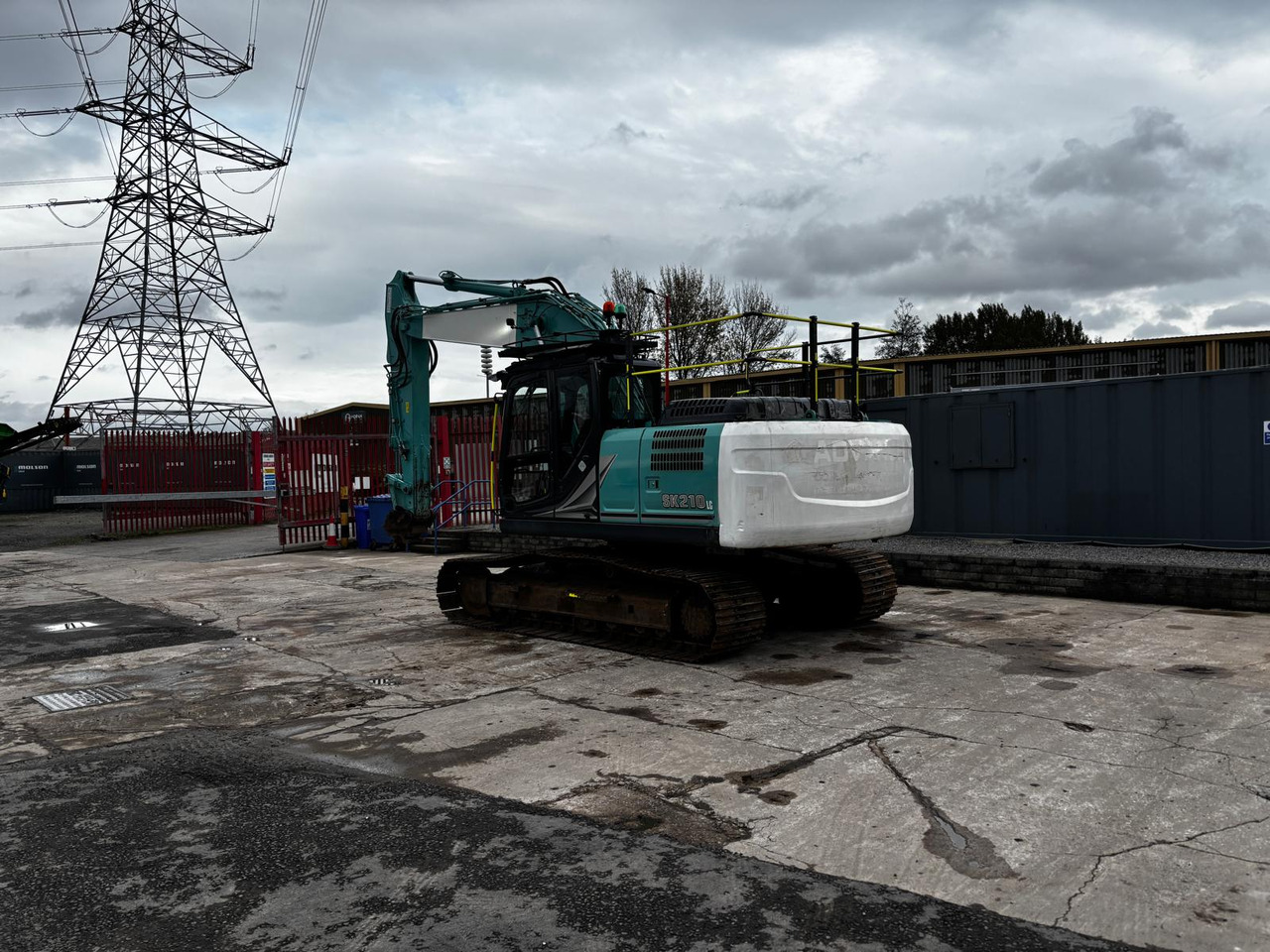 Kobelco SK210LC-11 - Lánctalpas kotró: 3 kép. Kobelco SK210LC-11 - Lánctalpas kotró: 3 kép.