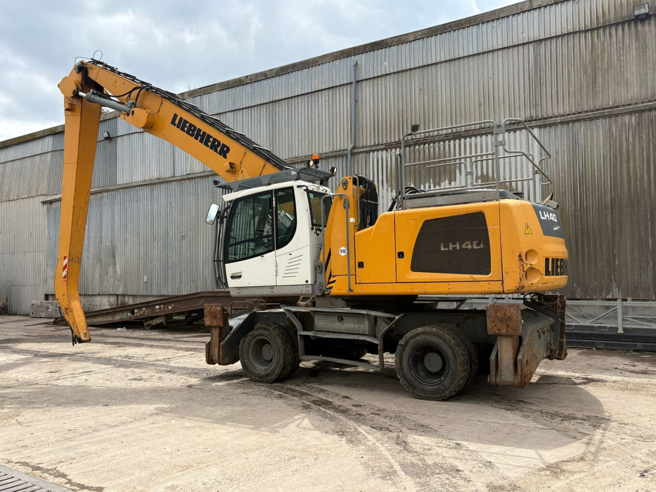 Liebherr LH40M Litronic - Hulladék kotró: 3 kép. Liebherr LH40M Litronic - Hulladék kotró: 3 kép.
