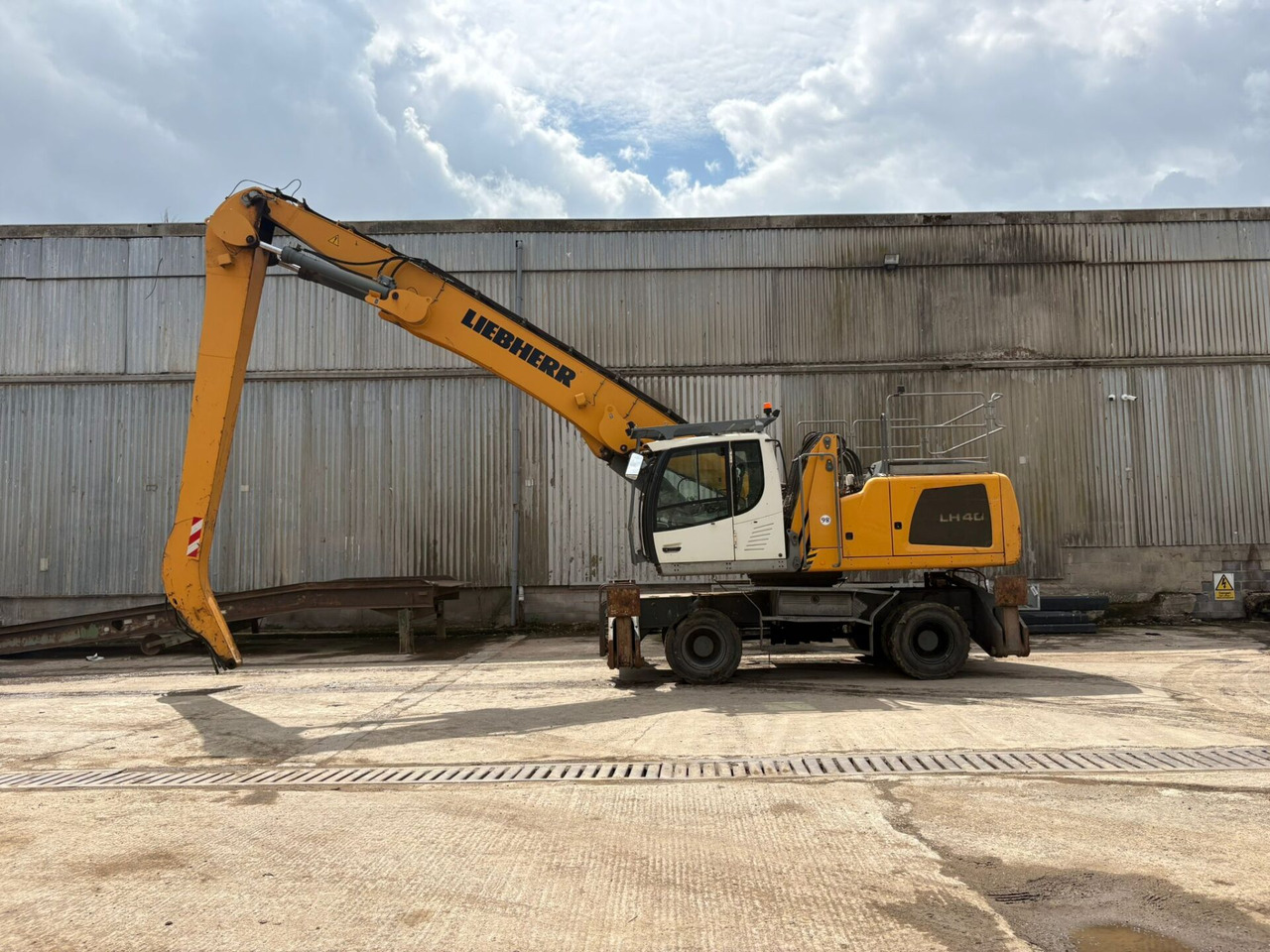 Liebherr LH40M Litronic - Hulladék kotró: 2 kép. Liebherr LH40M Litronic - Hulladék kotró: 2 kép.