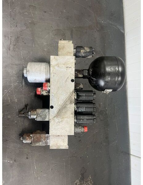 Liebherr A944C Li / A934C Li / R944C Li / R954C - Hidraulika: 2 kép. Liebherr A944C Li / A934C Li / R944C Li / R954C - Hidraulika: 2 kép.
