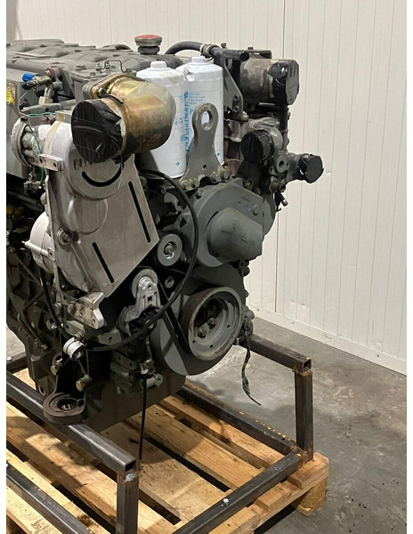 Liebherr D934 L A6 - Motor: 5 kép. Liebherr D934 L A6 - Motor: 5 kép.