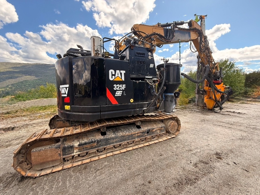CAT 325 FL CR  - Kotrógép: 2 kép. CAT 325 FL CR  - Kotrógép: 2 kép.