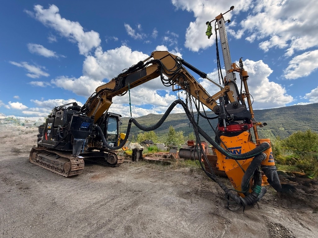 CAT 325 FL CR  - Kotrógép: 3 kép. CAT 325 FL CR  - Kotrógép: 3 kép.