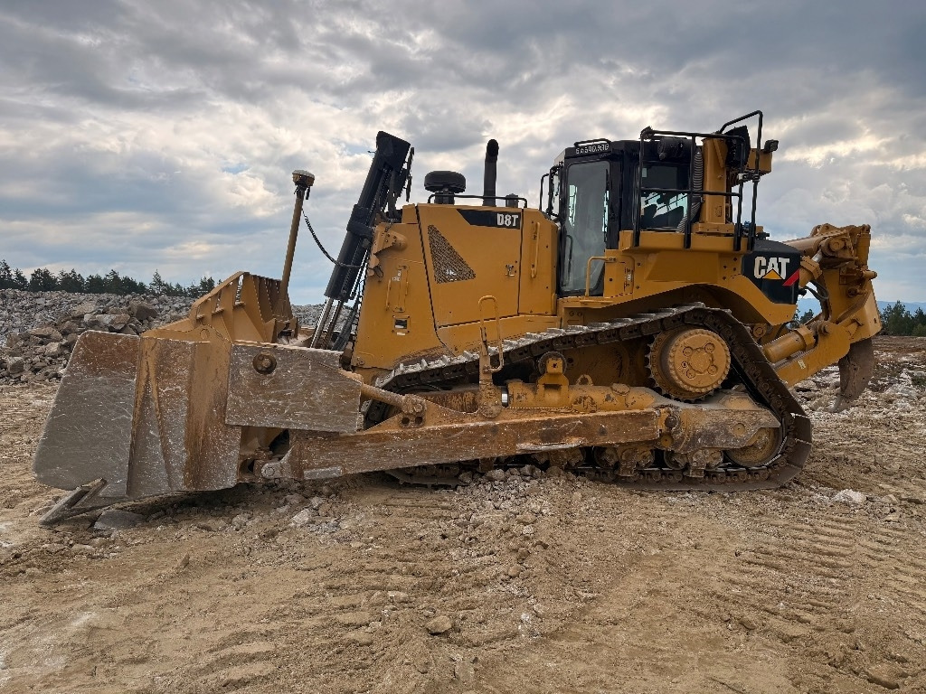 CAT D 8 T - Buldózer: 3 kép. CAT D 8 T - Buldózer: 3 kép.