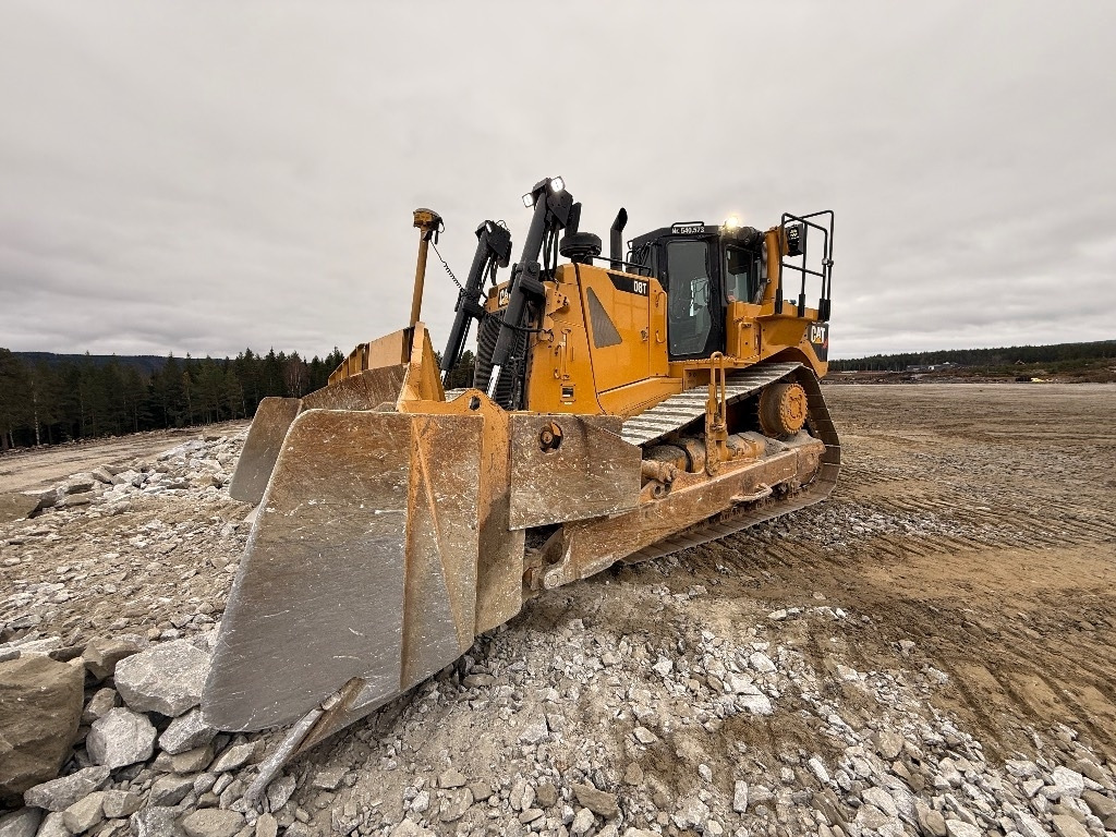 Buldózer CAT D 8 T: 9 kép. Buldózer CAT D 8 T: 9 kép.