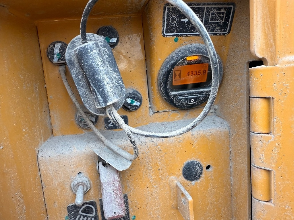 Buldózer CAT D 8 T: 10 kép. Buldózer CAT D 8 T: 10 kép.