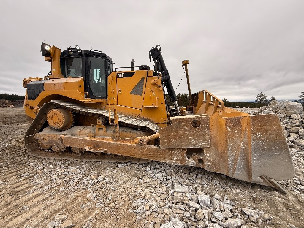 Buldózer CAT D 8 T: 7 kép. Buldózer CAT D 8 T: 7 kép.