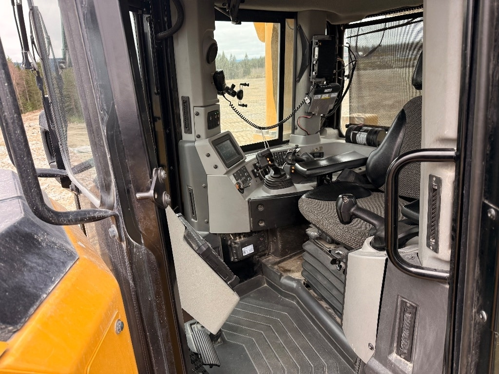 Buldózer CAT D 8 T: 15 kép. Buldózer CAT D 8 T: 15 kép.