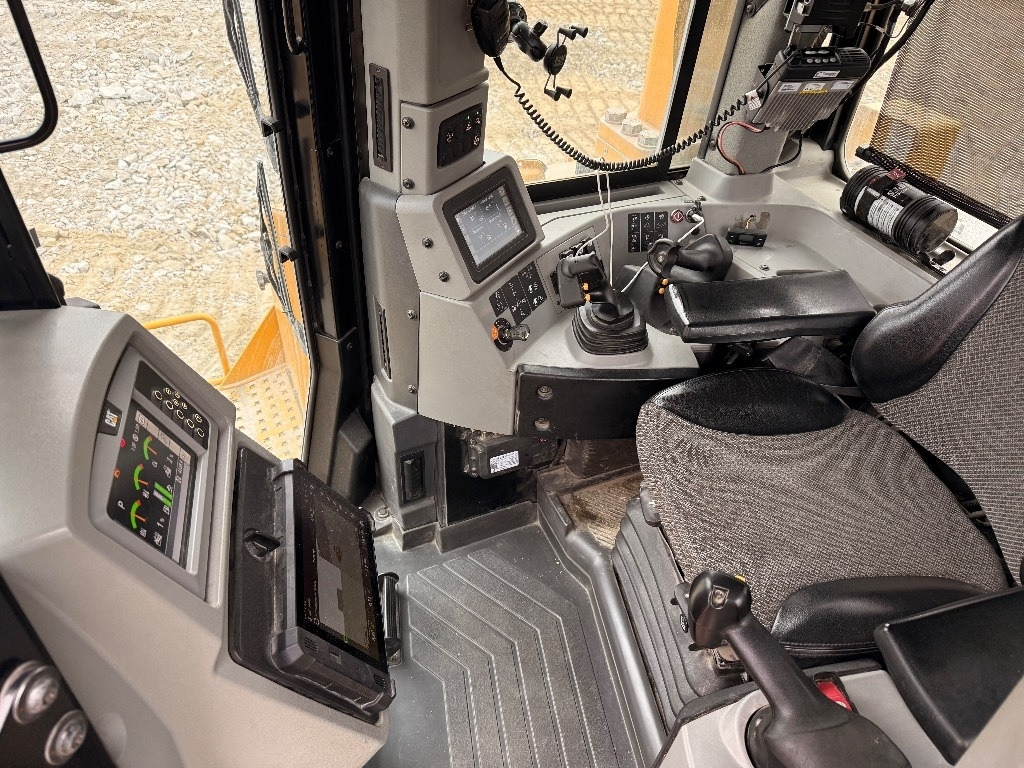 Buldózer CAT D 8 T: 17 kép. Buldózer CAT D 8 T: 17 kép.