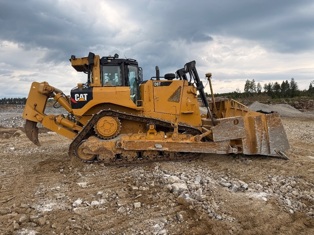 CAT D 8 T - Buldózer: 4 kép. CAT D 8 T - Buldózer: 4 kép.