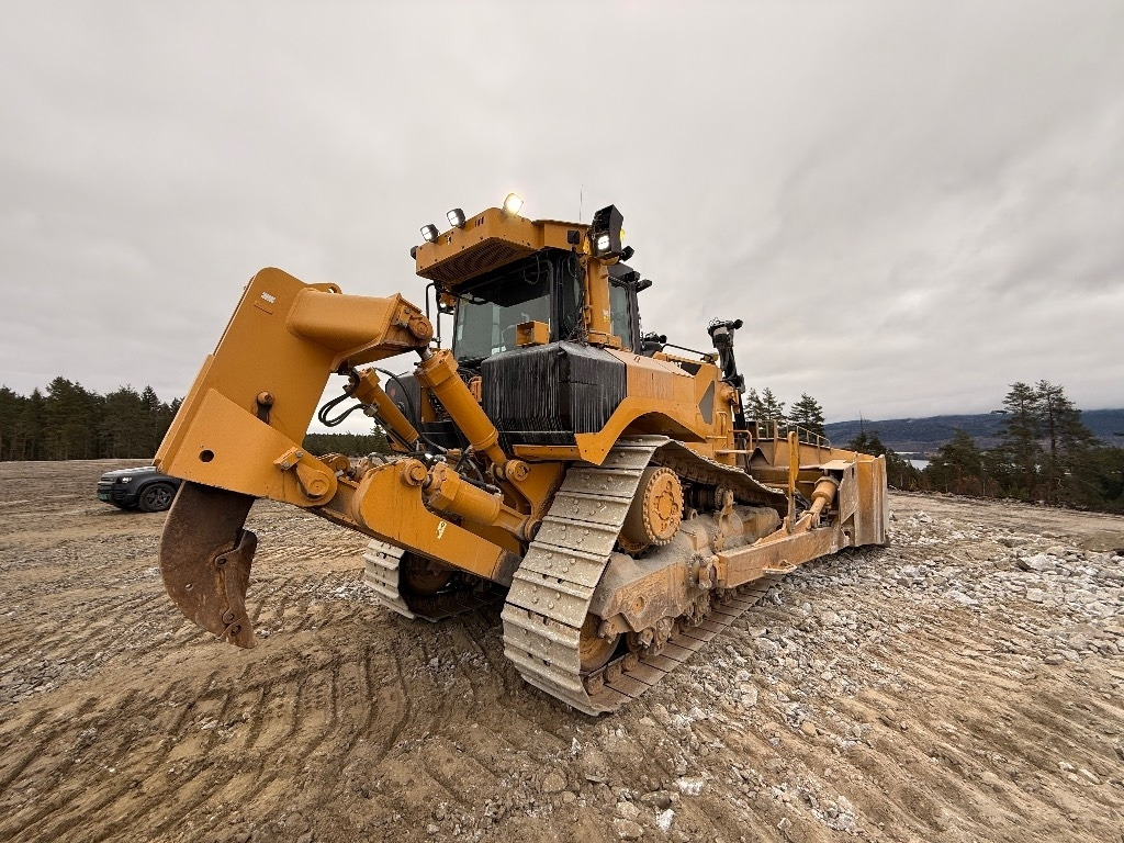 CAT D 8 T - Buldózer: 5 kép. CAT D 8 T - Buldózer: 5 kép.