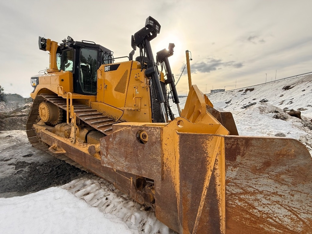 CAT D8T - Buldózer: 2 kép. CAT D8T - Buldózer: 2 kép.