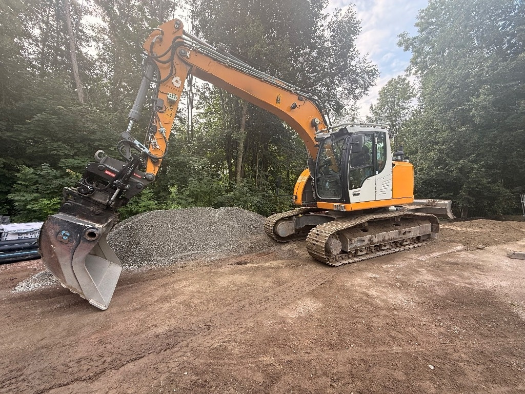 Liebherr R920 Compact LC - Lánctalpas kotró: 2 kép. Liebherr R920 Compact LC - Lánctalpas kotró: 2 kép.