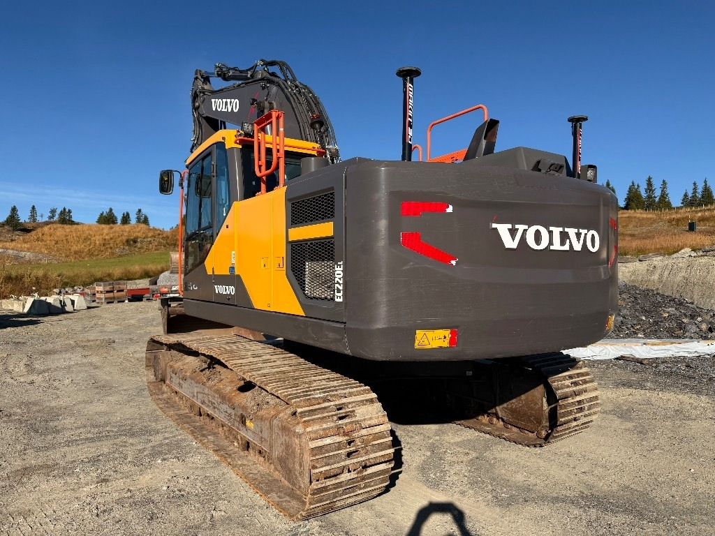 Volvo EC220EL - Lánctalpas kotró: 2 kép. Volvo EC220EL - Lánctalpas kotró: 2 kép.