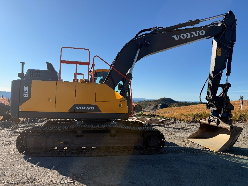 Volvo EC220EL  - Lánctalpas kotró: 1 kép. Volvo EC220EL  - Lánctalpas kotró: 1 kép.