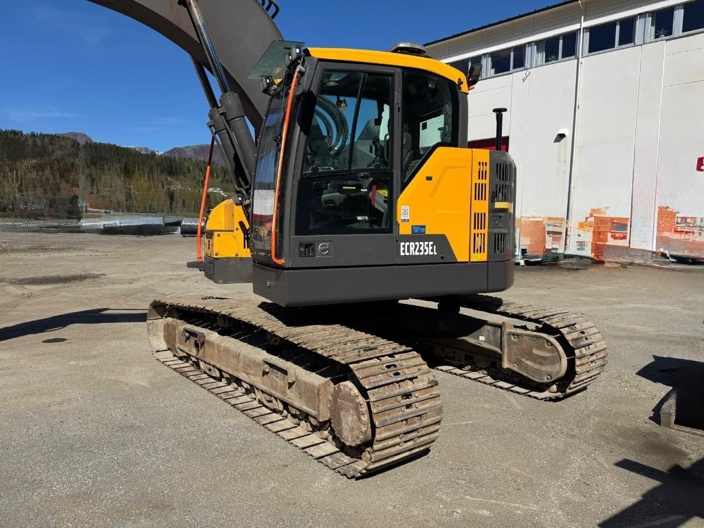 Volvo ECR 235 E - Lánctalpas kotró: 1 kép. Volvo ECR 235 E - Lánctalpas kotró: 1 kép.