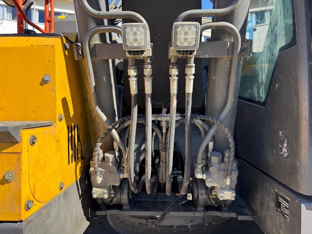 Volvo ECR 235 E - Lánctalpas kotró: 5 kép. Volvo ECR 235 E - Lánctalpas kotró: 5 kép.
