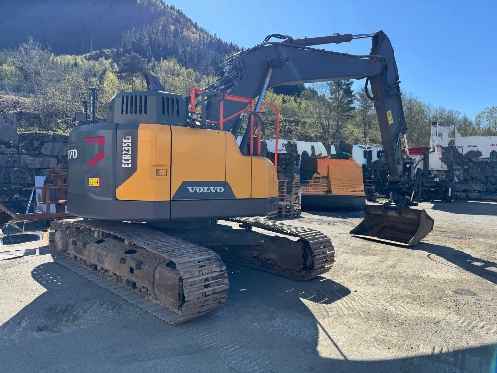 Volvo ECR 235 E - Lánctalpas kotró: 3 kép. Volvo ECR 235 E - Lánctalpas kotró: 3 kép.