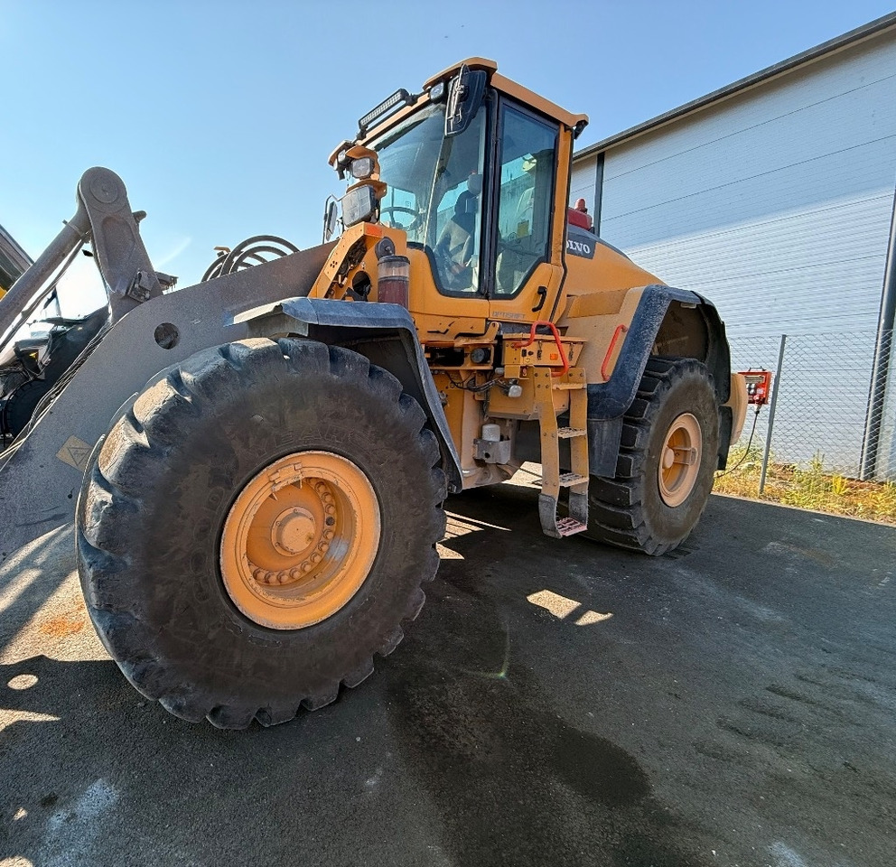 Volvo L 180 H HL HIGH LIFT - Gumikerekes homlokrakodó: 1 kép. Volvo L 180 H HL HIGH LIFT - Gumikerekes homlokrakodó: 1 kép.