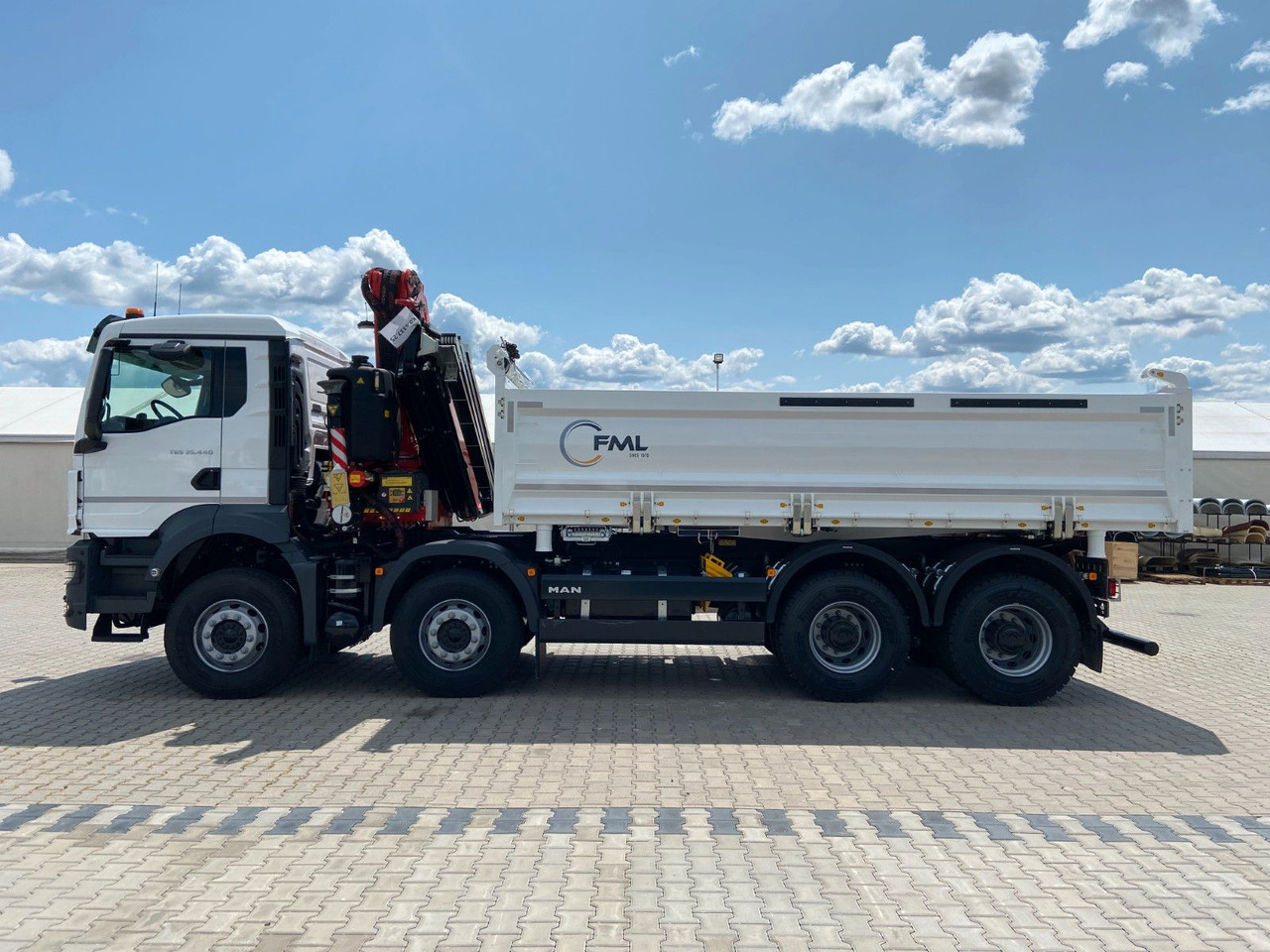 MAN TGS 35.440 DREISEITENKIPPER MIT FASSI F275.026 - Billenőplatós teherautó, Darus autó: 4 kép. MAN TGS 35.440 DREISEITENKIPPER MIT FASSI F275.026 - Billenőplatós teherautó, Darus autó: 4 kép.