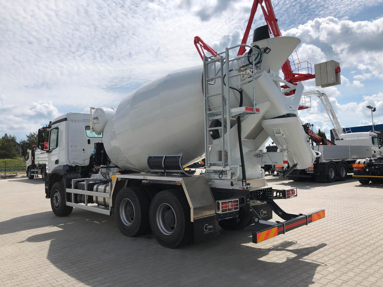 Mercedes-Benz AROCS 2640 FML 8M3 - Betonmixer: 4 kép. Mercedes-Benz AROCS 2640 FML 8M3 - Betonmixer: 4 kép.
