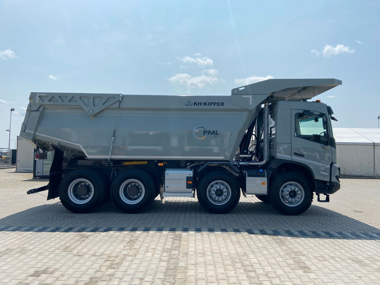 Volvo FMX 500 8x4 FML MINE KIPPER 23M3 - Billenőplatós teherautó: 3 kép. Volvo FMX 500 8x4 FML MINE KIPPER 23M3 - Billenőplatós teherautó: 3 kép.