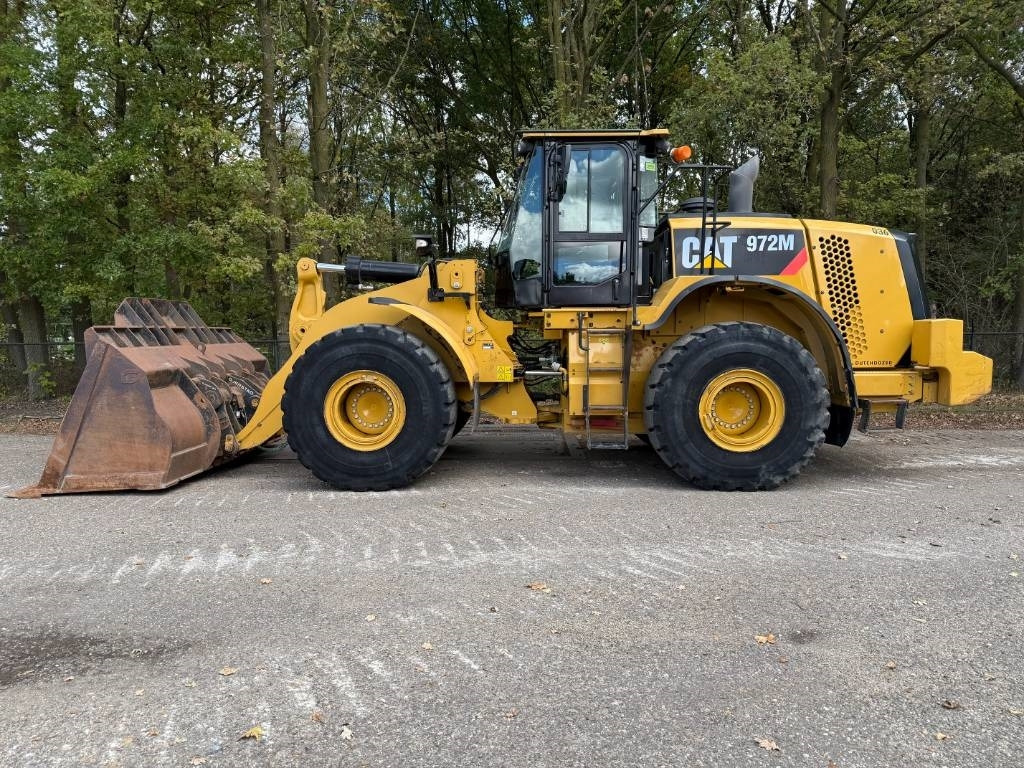 CAT 972 M - Gumikerekes homlokrakodó: 2 kép. CAT 972 M - Gumikerekes homlokrakodó: 2 kép.