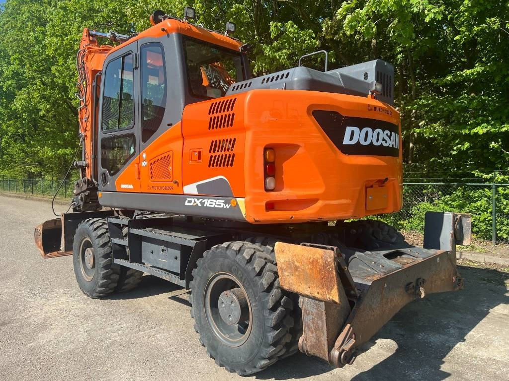 Doosan DX 165 W-5 - Gumikerekes kotró: 3 kép. Doosan DX 165 W-5 - Gumikerekes kotró: 3 kép.