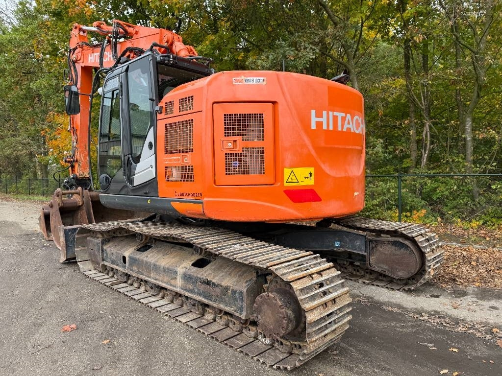 Hitachi ZX 225 US LC-6 - Lánctalpas kotró: 3 kép. Hitachi ZX 225 US LC-6 - Lánctalpas kotró: 3 kép.