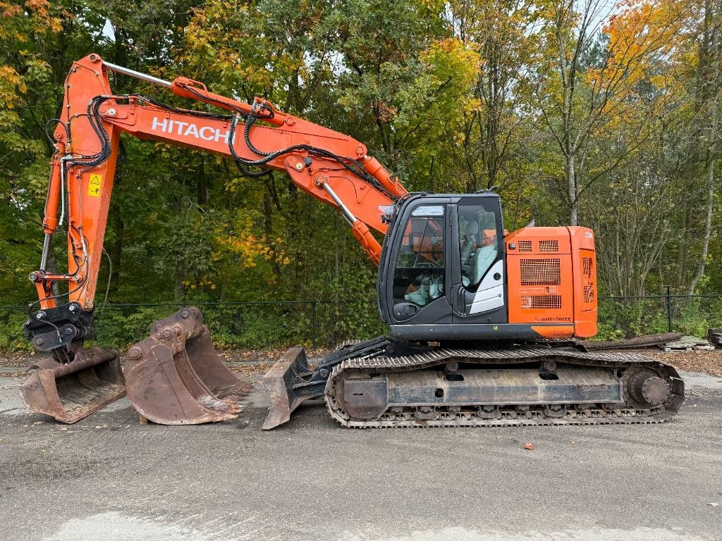 Hitachi ZX 225 US LC-6 - Lánctalpas kotró: 2 kép. Hitachi ZX 225 US LC-6 - Lánctalpas kotró: 2 kép.