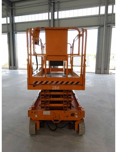 Genie GS 2646 - Ollós emelő: 2 kép. Genie GS 2646 - Ollós emelő: 2 kép.