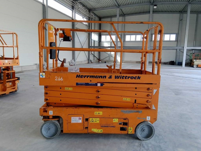 Genie GS 2646 - Ollós emelő: 3 kép. Genie GS 2646 - Ollós emelő: 3 kép.