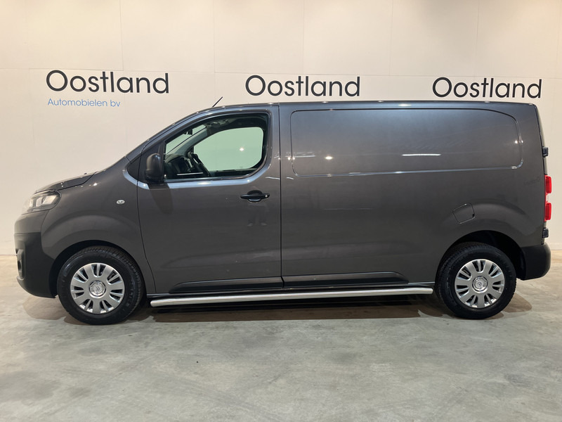 Citroën Jumpy 2.0 BlueHDI L2 120 PK / Euro 6 / Airco / Cruise Control / CarPlay / PDC / Navigatie / 3-Zits - Kis furgon: 2 kép. Citroën Jumpy 2.0 BlueHDI L2 120 PK / Euro 6 / Airco / Cruise Control / CarPlay / PDC / Navigatie / 3-Zits - Kis furgon: 2 kép.