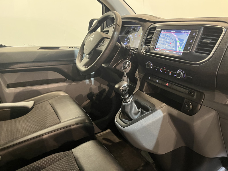 Citroën Jumpy 2.0 BlueHDI L2 120 PK / Euro 6 / Airco / Cruise Control / CarPlay / PDC / Navigatie / 3-Zits - Kis furgon: 3 kép. Citroën Jumpy 2.0 BlueHDI L2 120 PK / Euro 6 / Airco / Cruise Control / CarPlay / PDC / Navigatie / 3-Zits - Kis furgon: 3 kép.