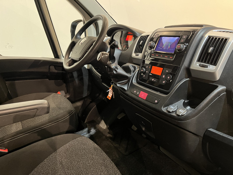 Fiat Ducato 2.3 MultiJet L2H2 120 PK / Euro 6 / Airco / Camera / Cruise Control / Trekhaak / Navigatie / 3-Zits / 72.600 KM !! - Kis furgon: 3 kép. Fiat Ducato 2.3 MultiJet L2H2 120 PK / Euro 6 / Airco / Camera / Cruise Control / Trekhaak / Navigatie / 3-Zits / 72.600 KM !! - Kis furgon: 3 kép.