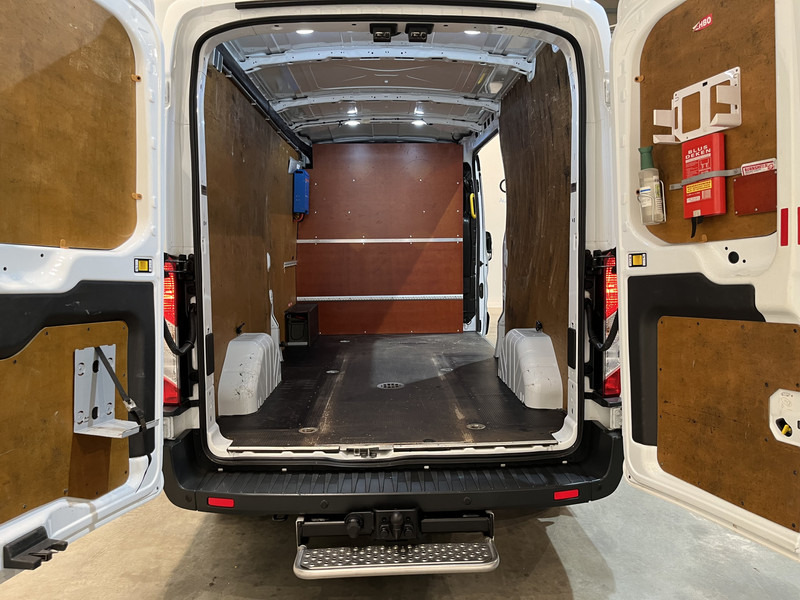 Ford Transit 350 2.0 TDCI L3H2 Trend 130 PK / Euro 6 / 220V / Airco / Cruise Control / Trekhaak / Camera - Furgon: 5 kép. Ford Transit 350 2.0 TDCI L3H2 Trend 130 PK / Euro 6 / 220V / Airco / Cruise Control / Trekhaak / Camera - Furgon: 5 kép.