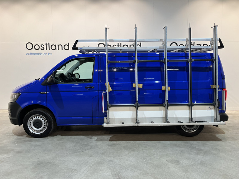 Volkswagen Transporter 2.0 TDI L2H1 / Van Den Born Glasresteel / Euro 6 / Airco / Glastransporter / Cruise Control / Trekhaak / Imperiaal / CarPlay / Navigatie / PDC / 83.500 KM !! - Kisteherautó: 2 kép. Volkswagen Transporter 2.0 TDI L2H1 / Van Den Born Glasresteel / Euro 6 / Airco / Glastransporter / Cruise Control / Trekhaak / Imperiaal / CarPlay / Navigatie / PDC / 83.500 KM !! - Kisteherautó: 2 kép.