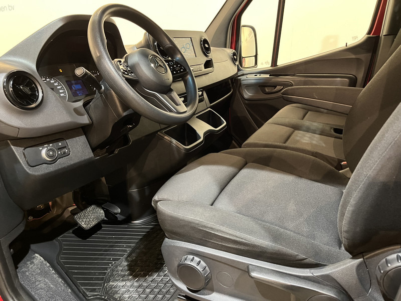 Interior photo 1: Platós kisteherautó Mercedes-Benz Sprinter 317 CDI L2 RWD Automaat Open Laadbak / Euro 6 / Trekhaak 3500 KG / Airco / Cruise Control / CarPlay / Navigatie / 64.150 KM !! / BPM VRIJ !!
