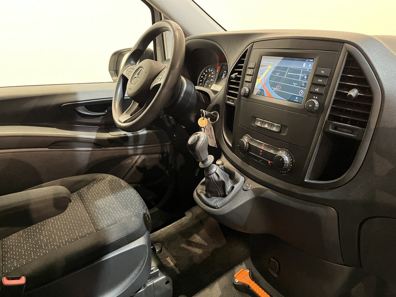 Mercedes-Benz Vito 116 CDI L2 RWD / Euro 6 / Servicebus / Aluca Inrichting / Imperiaal / Trekhaak / CarPlay / AC / Navi / Camera / 76.900 KM !! / BPM VRIJ !! - Kis furgon: 3 kép. Mercedes-Benz Vito 116 CDI L2 RWD / Euro 6 / Servicebus / Aluca Inrichting / Imperiaal / Trekhaak / CarPlay / AC / Navi / Camera / 76.900 KM !! / BPM VRIJ !! - Kis furgon: 3 kép.