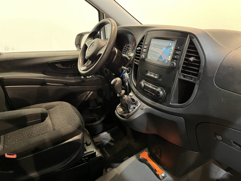 Mercedes-Benz Vito 116 CDI RWD / Euro 6 / Airco / Cruise Control / Camera / Navigatie / CarPlay / Trekhaak - Kis furgon: 3 kép. Mercedes-Benz Vito 116 CDI RWD / Euro 6 / Airco / Cruise Control / Camera / Navigatie / CarPlay / Trekhaak - Kis furgon: 3 kép.