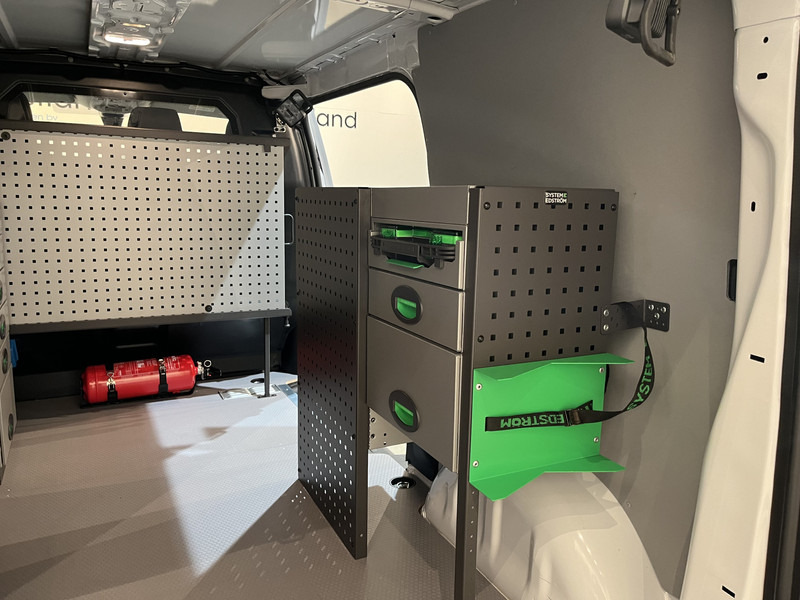 Kis furgon, Elektromos kisteherautó Peugeot e-Expert EV L2 75 kWh Servicebus / Inrichting / 100% Elektrisch / Airco / 220V. / Trekhaak / Camera / Cruise Control / Navigatie / CarPlay / 3-Zits / 1.900 KM !!: 12 kép.