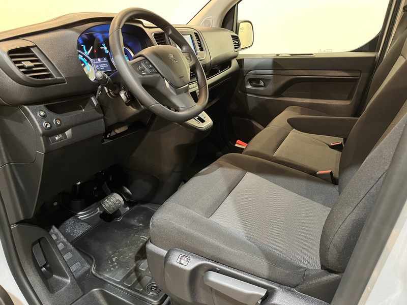 Interior photo 1: Kis furgon, Elektromos kisteherautó Peugeot e-Expert EV L2 75 kWh Servicebus / Inrichting / 100% Elektrisch / Airco / 220V. / Trekhaak / Camera / Cruise Control / Navigatie / CarPlay / 3-Zits / 1.900 KM !!