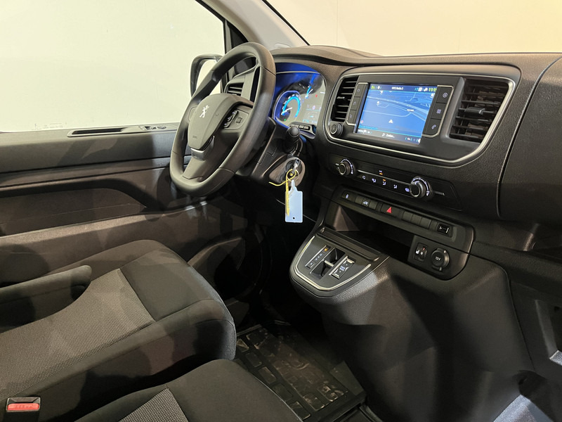 Peugeot e-Expert EV L2 75 kWh Servicebus / Inrichting / 100% Elektrisch / Airco / 220V. / Trekhaak / Camera / Cruise Control / Navigatie / CarPlay / 3-Zits / 1.900 KM !! - Kis furgon, Elektromos kisteherautó: 3 kép. Peugeot e-Expert EV L2 75 kWh Servicebus / Inrichting / 100% Elektrisch / Airco / 220V. / Trekhaak / Camera / Cruise Control / Navigatie / CarPlay / 3-Zits / 1.900 KM !! - Kis furgon, Elektromos kisteherautó: 3 kép.